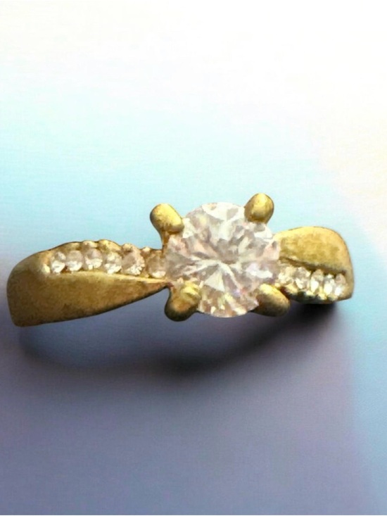 Jewelry - Gold Tone Crystal Solitaire Ring with Accent Stones - Gold
Size 6
1008